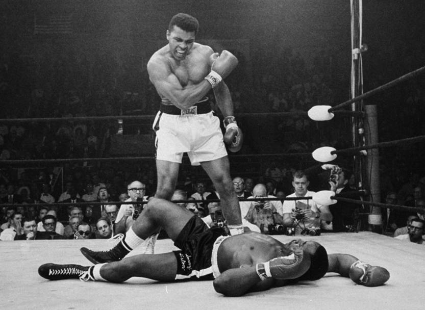 Muhammad Ali, nato come Cassius Clay (nome cambiato dopo la conversione all’Islam),  il primo massimo ad aver conquistato tre volte il Mondiale e uno degli sportivi che pi ha influenzato la cultura popolare. Si ritira nel 1981 con un record di 56 vittorie e 5 sconfitte.